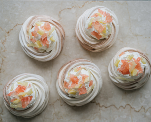 Under cake pressure -Mini Pavlova