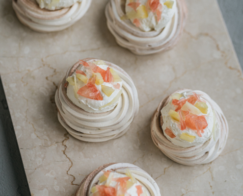 Under cake pressure -Mini Pavlova